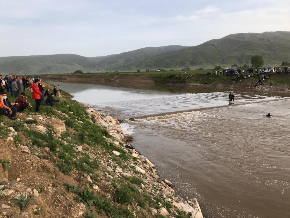 Muş&rsquo;ta serinlemek i&ccedil;in suya giren bir kişi kayboldu