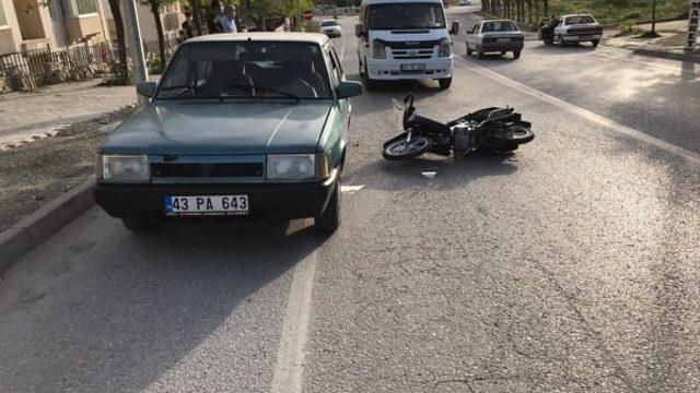 Emet’te otomobil ile motosiklet çarpıştı: 2 yaralı