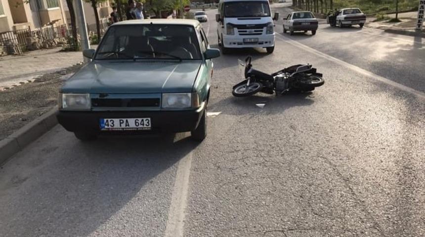Emet&rsquo;te otomobil ile motosiklet &ccedil;arpıştı: 2 yaralı