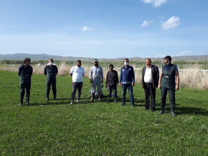 Ölmek üzere olan 3 ton balığı kovalarla taşıdılar G2