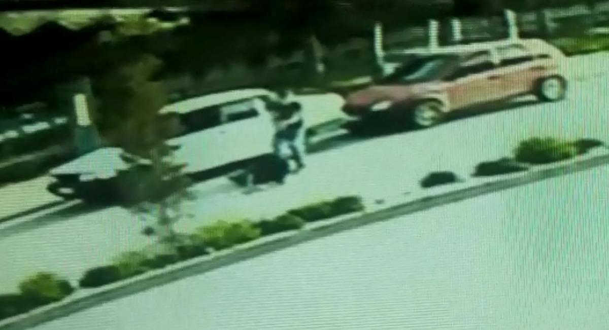 Oğlunun &ouml;l&uuml;m&uuml;ne neden olan kişiyi 4 yıl sonra tuzağa d&uuml;ş&uuml;r&uuml;p sokak ortasında &ouml;ld&uuml;rd&uuml;