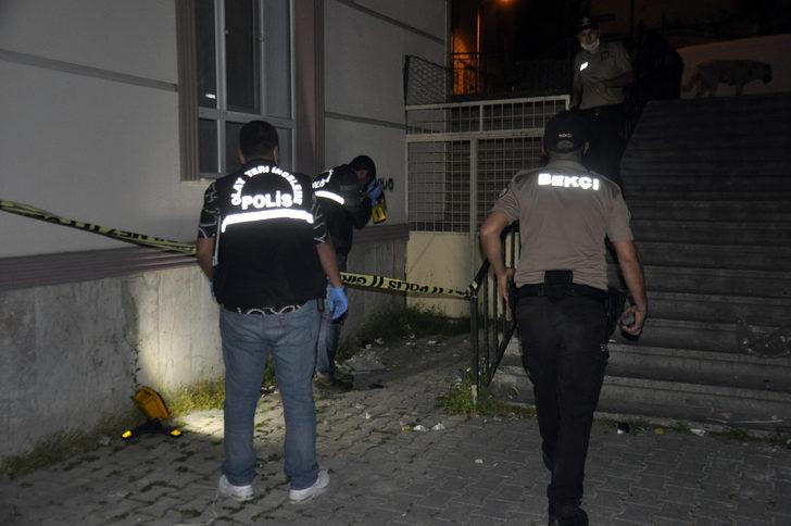 'Dur' ihtarına uymayan şüpheliler cami avlusuna tabanca attı G2