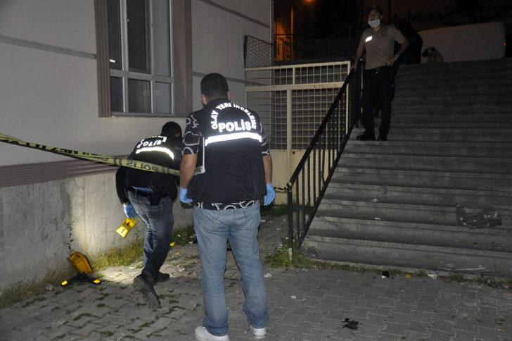 'Dur' ihtarına uymayan şüpheliler cami avlusuna tabanca attı G4