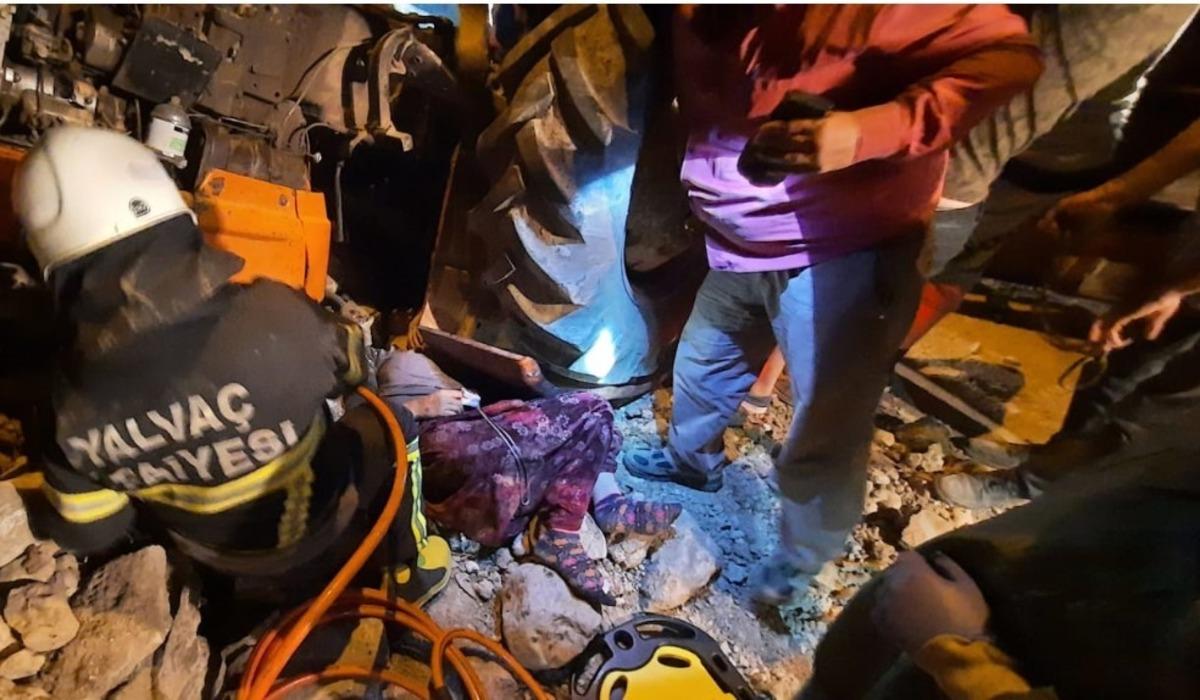 Isparta&rsquo;da trakt&ouml;r devrildi: 1&rsquo;i ağır 5 kadın yaralandı