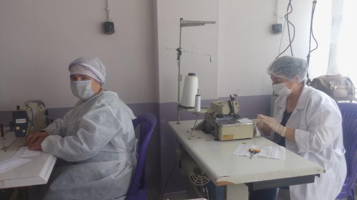 Selendi&rsquo;de g&ouml;n&uuml;ll&uuml; maske &uuml;retimi devam ediyor