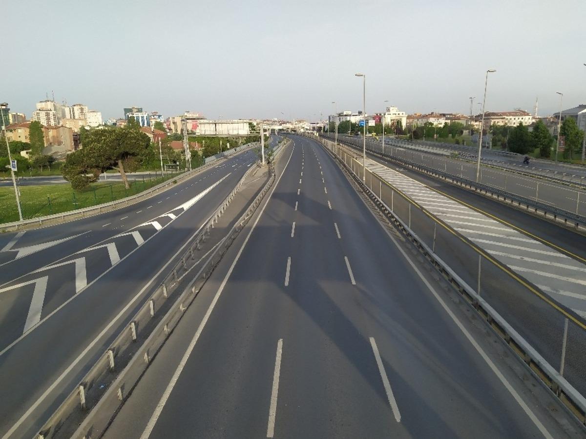 İstanbul&rsquo;da D-100 Karayolu ile 15 Temmuz K&ouml;pr&uuml;s&uuml; boş kaldı! Trafik yoğunlu y&uuml;zde 6