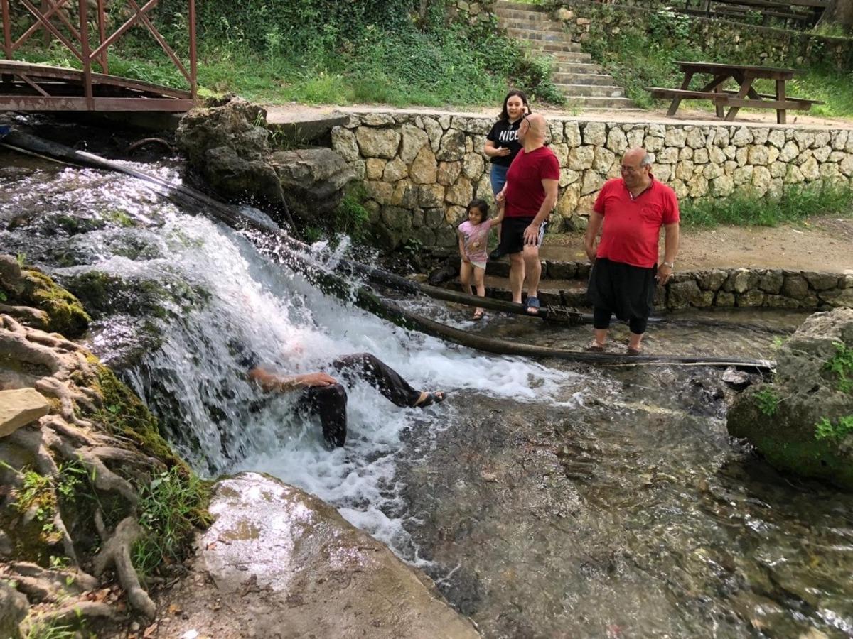 Adana'da termometreler 43,5 dereceyi g&ouml;sterdi, Kozanlılar kendilerini soğuk suya attı