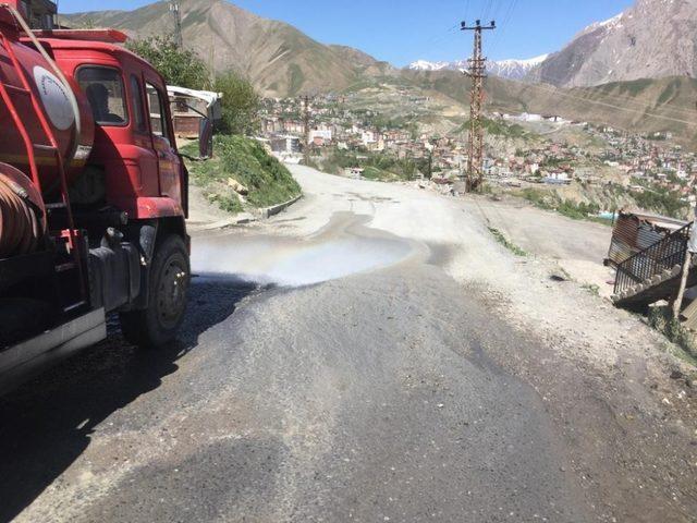 Hakkari’de yol yıkama çalışmaları sürüyor