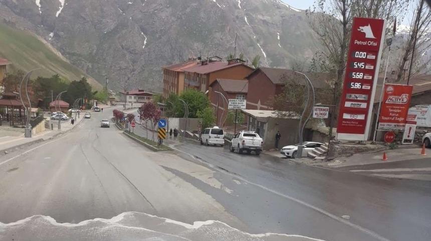 Hakkari&rsquo;de yol yıkama &ccedil;alışmaları s&uuml;r&uuml;yor