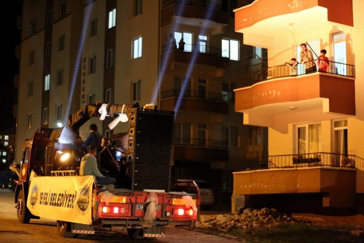 Develi Belediyesi&rsquo;nden evde kalan Develiler i&ccedil;in m&uuml;zik dinletisi