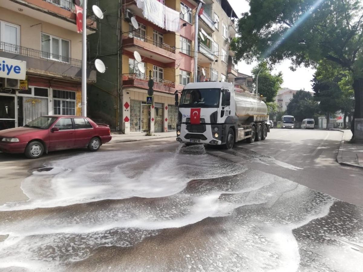 İzmit&rsquo;te sokaklar dezenfekte ediliyor