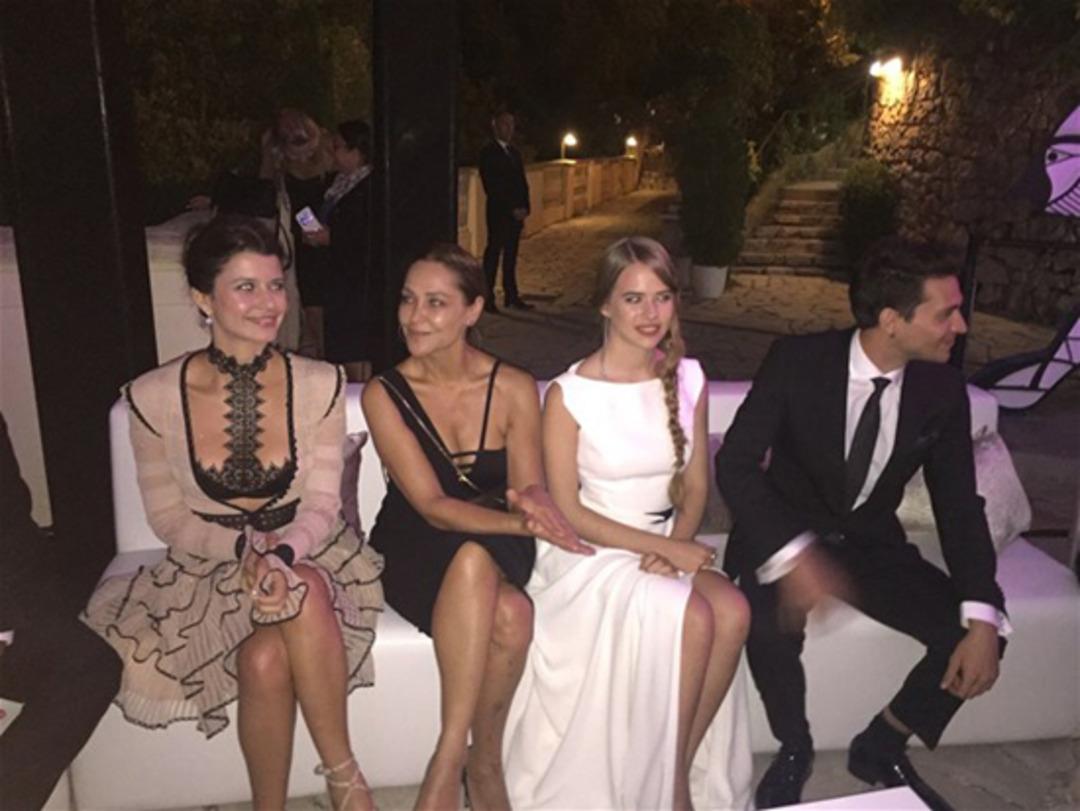 Beren Saat'in kıyafetinin fiyatı dudak u&ccedil;uklattı