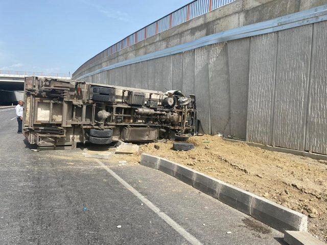 Kastamonu’da devrilen kamyon yolu ulaşıma kapattı