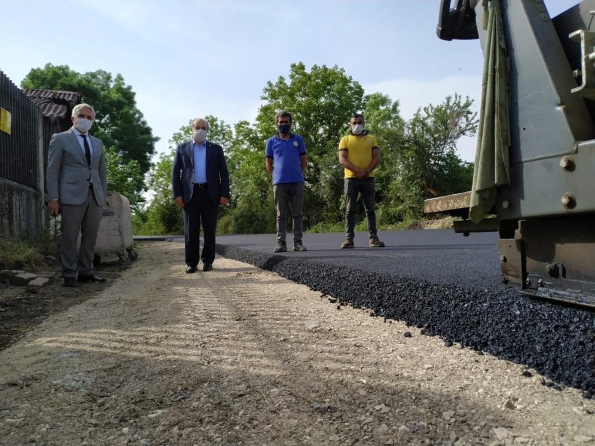 Musababa k&ouml;y&uuml;nde ki asfaltlama &ccedil;alışmaları s&uuml;r&uuml;yor