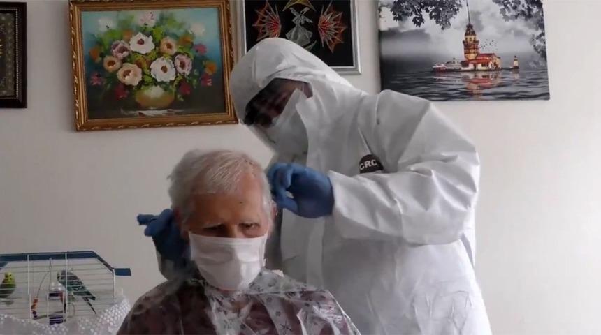 Pendik&rsquo;te sokağa &ccedil;ıkma kısıtlaması nedeniyle berbere gidemeyen 65 yaş &uuml;st&uuml; vatandaşlara evde tıraş hizmeti