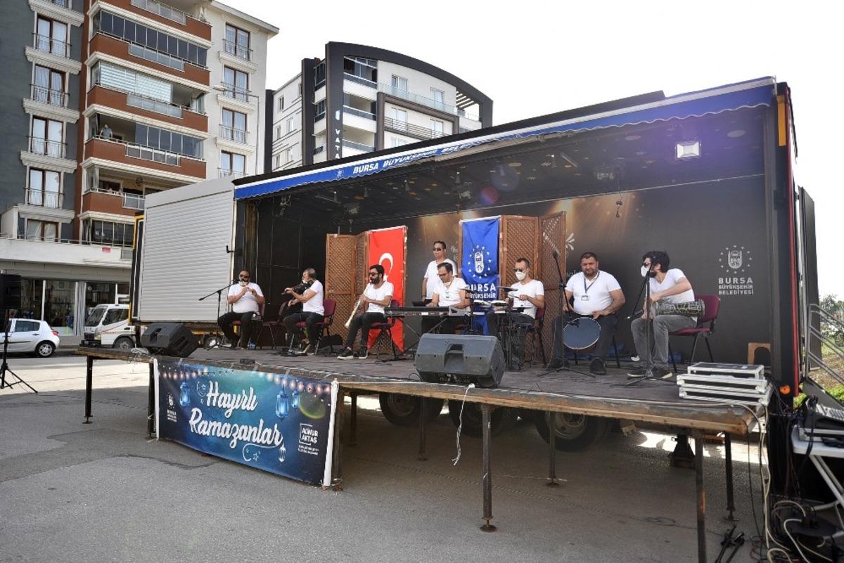 Bursalılar &lsquo;gezici sahne&rsquo; ile moral depoluyor