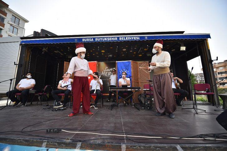 Bursalılar ‘gezici sahne’ ile moral depoluyor G2