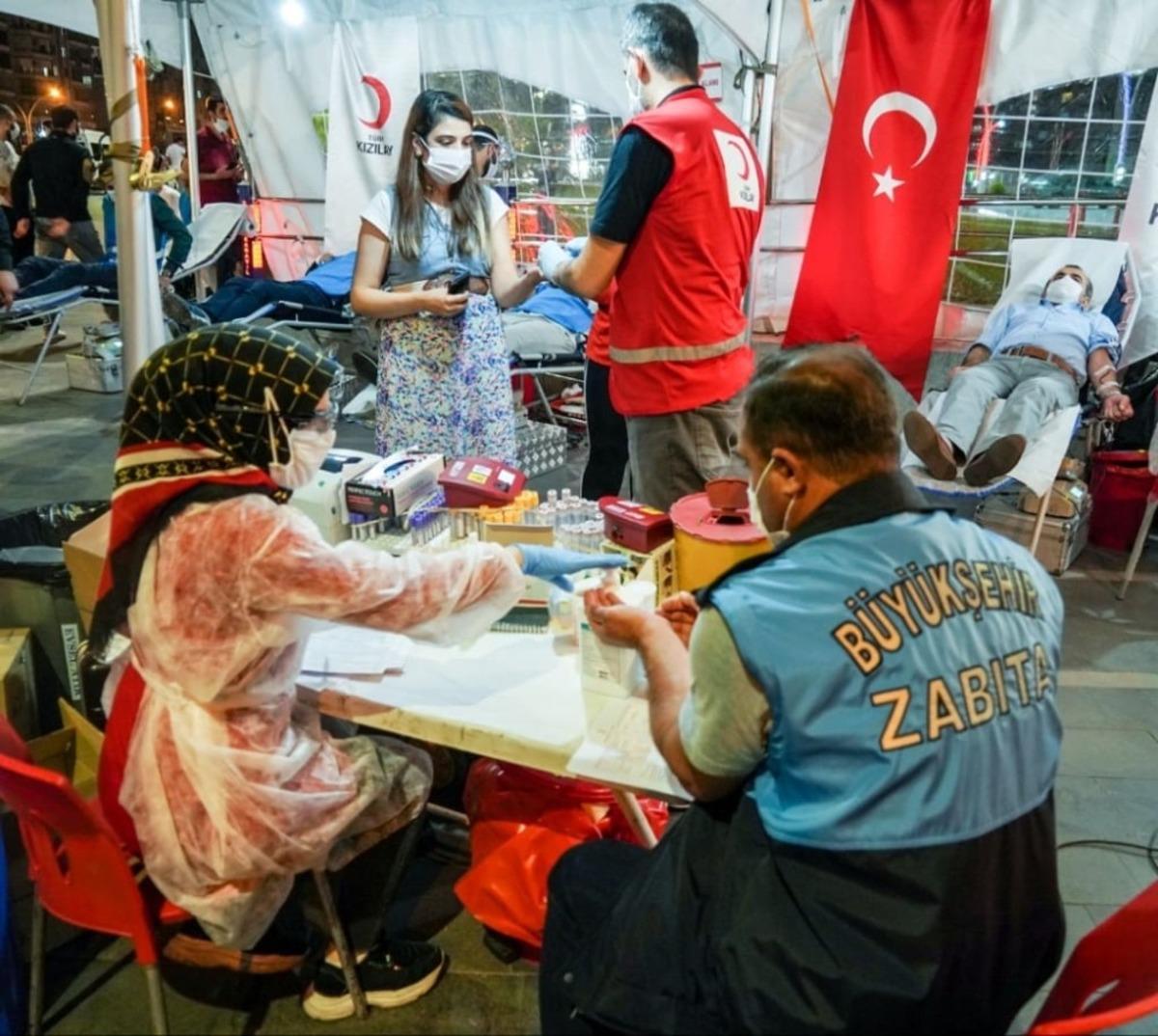 Diyarbakır B&uuml;y&uuml;kşehir Belediyesinden Kızılay&rsquo;a kan bağışı