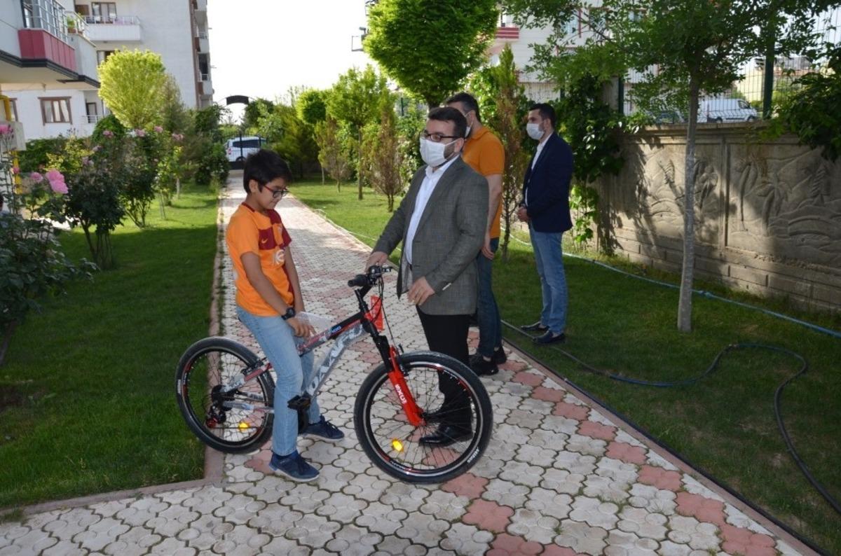 Başkan G&uuml;r, Biz Bize Yeteriz T&uuml;rkiyem kampanyasına bağışta bulunan &ccedil;ocuğa bisiklet hediye etti