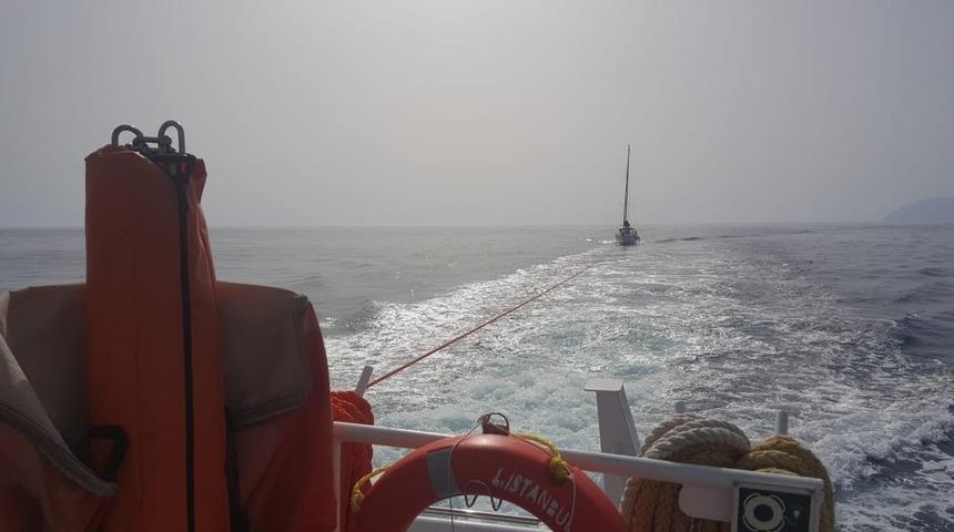 S&uuml;r&uuml;klenen tekne Kıyı Emniyeti tarafından kurtarıldı