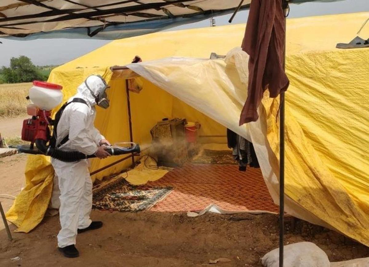 Mevsimlik iş&ccedil;ilerin konaklama yerlerinde dezenfekte &ccedil;alışması