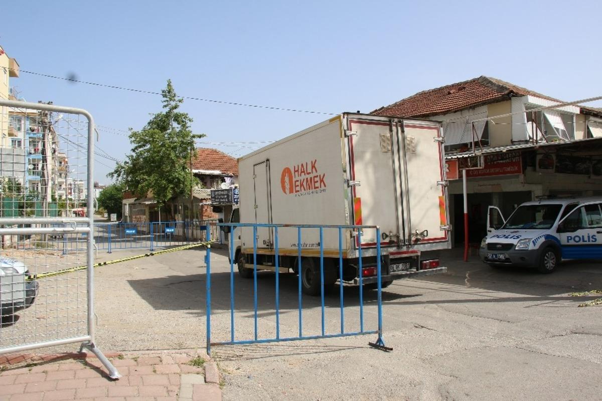 Antalya&rsquo;da karantinadaki mahallelere ekmek dağıtıldı