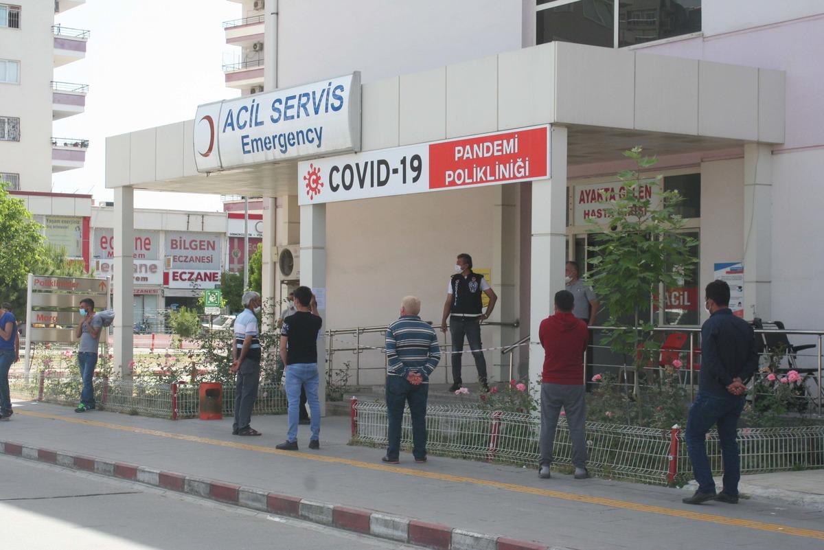 İntihar eden iş&ccedil;inin koronavir&uuml;s testi pozitif &ccedil;ıkınca 120 iş arkadaşı karantinaya alındı