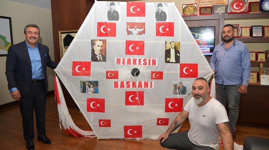 Başkan &Ccedil;etin&rsquo;e sevgisini dev u&ccedil;urtmayla g&ouml;sterdi