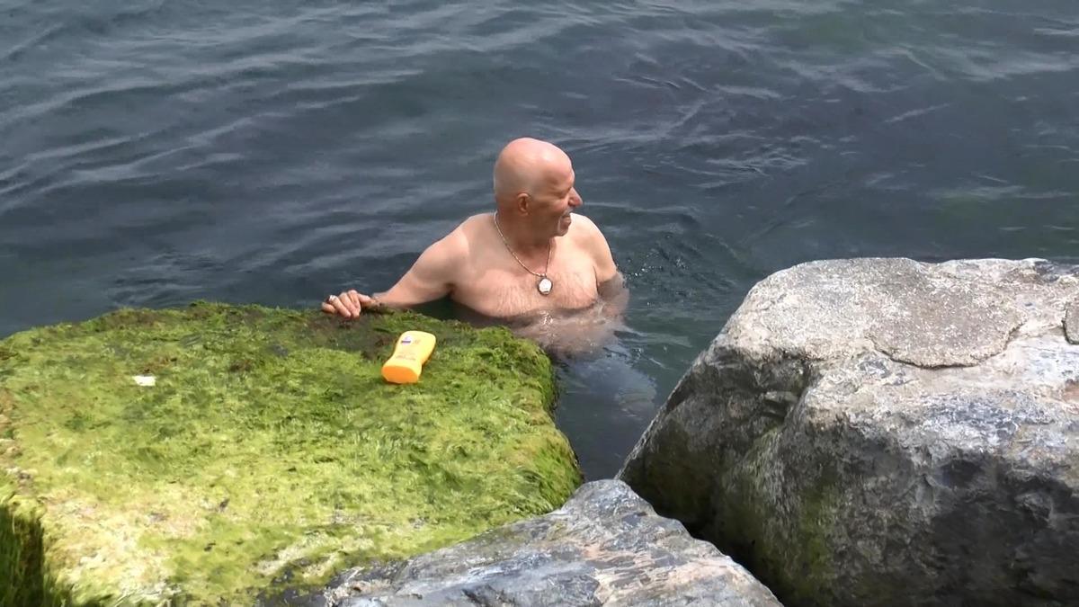 65 yaş &uuml;st&uuml; vatandaşlar Cankurtaran sahilinde denize girdi