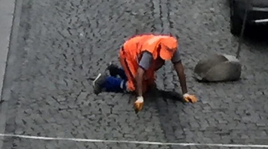 Zeytinburnu'ndaki görüntü sosyal medyada olay oldu! Temizlik görevlisi kaldırım taşları arasındaki izmaritleri elleriyle topladı