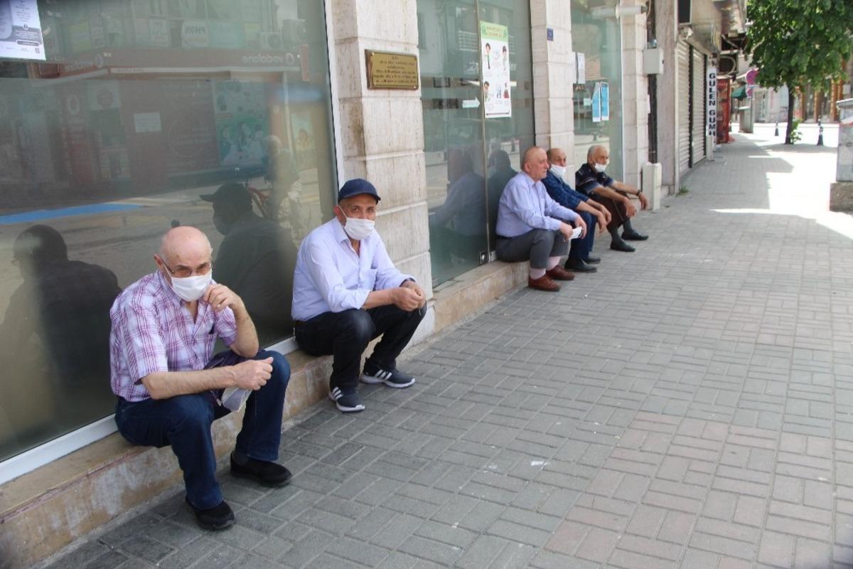 Devrek&rsquo;te  65  yaş ve &uuml;zeri vatandaşlar ikinci kez sokaklara akın ettiler