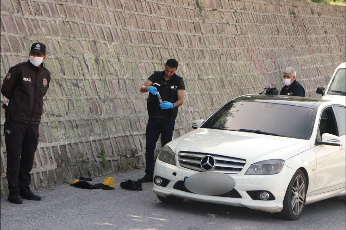 L&uuml;ks otomobilin &ouml;n&uuml;n&uuml; kesti, tabanca ile bacağından vurdu