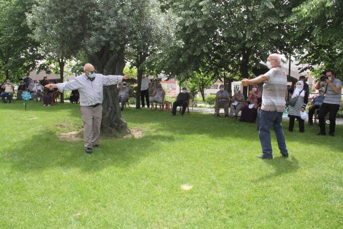 Bağcılar&rsquo;da sosyal mesafeli sokak konseri