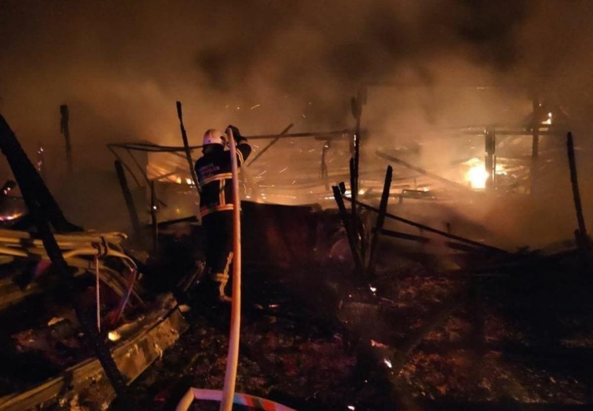 &Ccedil;ıkan yangın lokantayı k&uuml;le &ccedil;evirdi