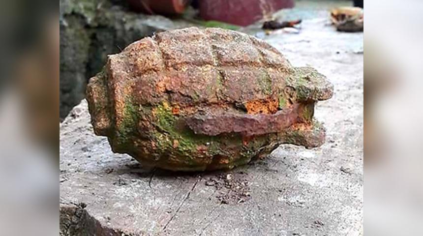 Evin bah&ccedil;esinde el bombası bulundu