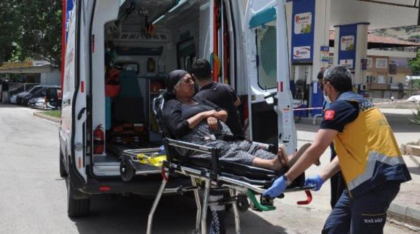 Sokağa &ccedil;ıkan 67 yaşındaki kadın, sıcaktan bayıldı