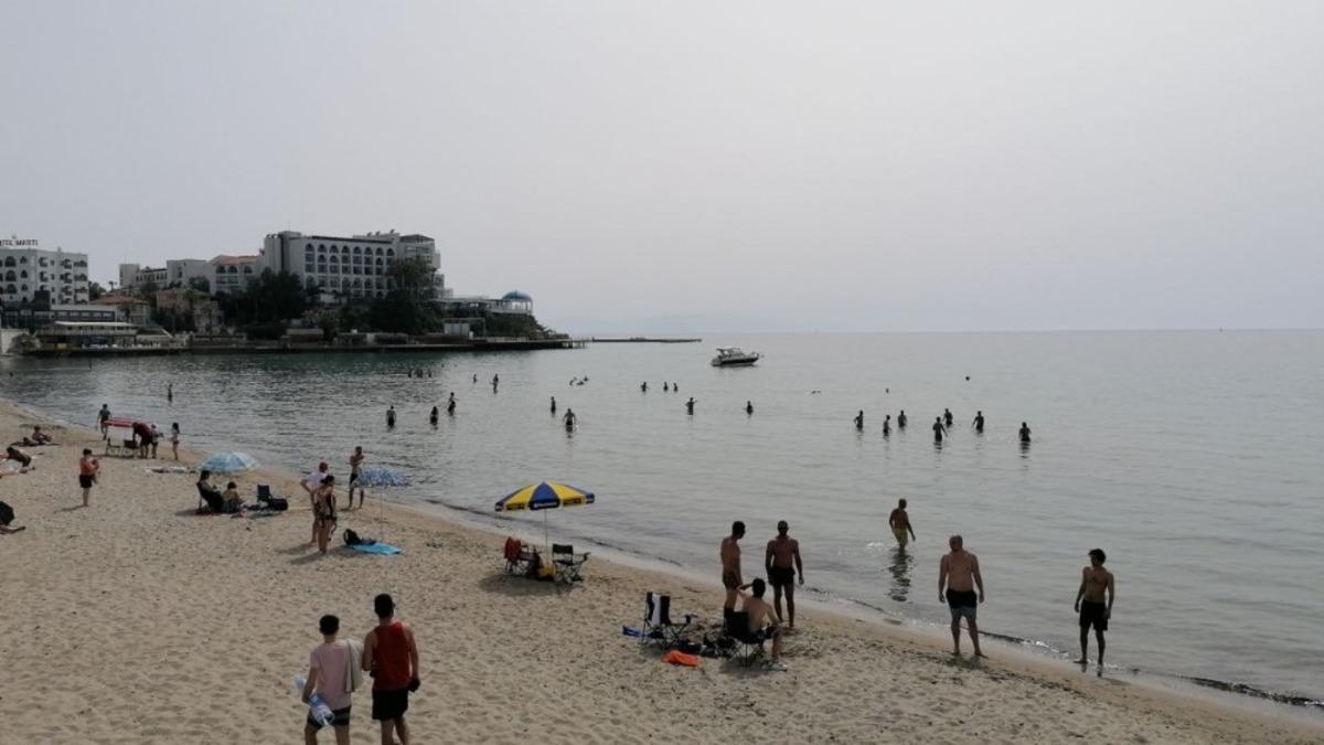 Sıcaktan bunalan sahile koştu