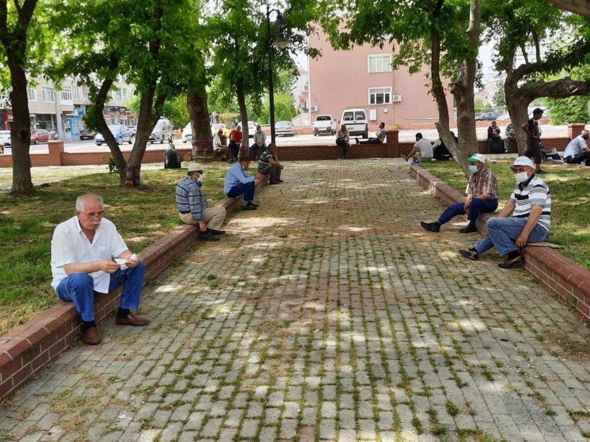 65 yaş &uuml;st&uuml; parklara akın