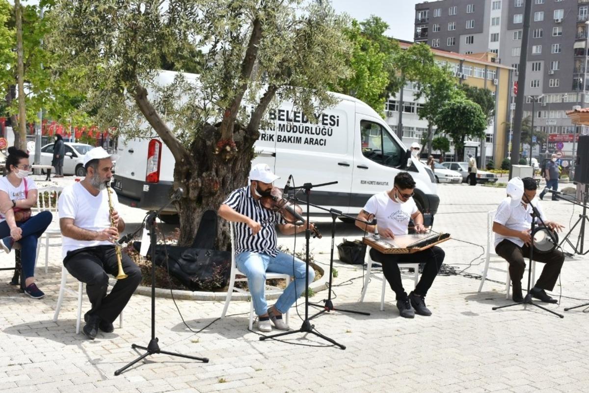 Gemlik&rsquo;te sokağa &ccedil;ıkan vatandaşlara m&uuml;zik ziyafeti