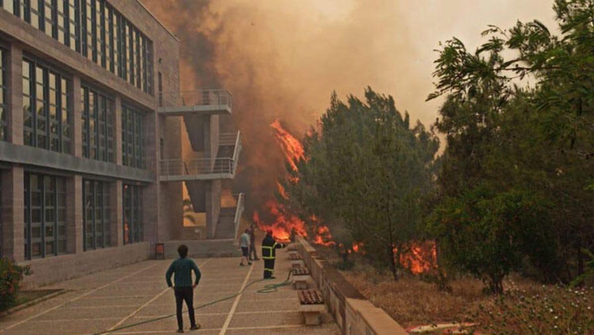 KKTC&rsquo;de korkutan yangın, T&uuml;rkiye&rsquo;den iki helikopter yardıma gitti