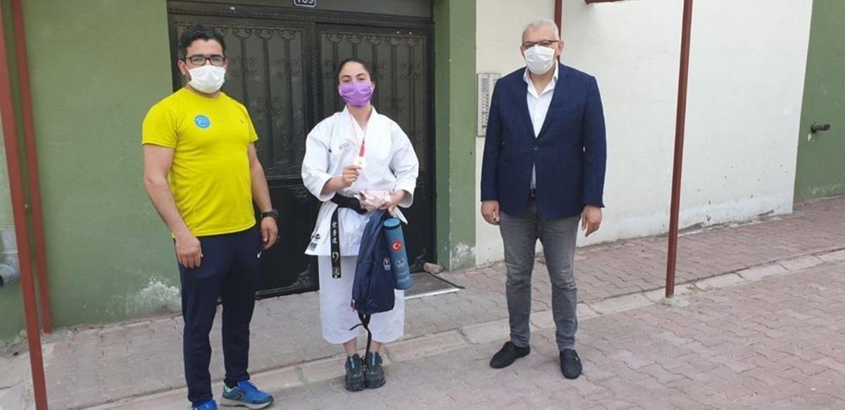 Online Kata m&uuml;sabakalarında dereceye girenler &ouml;d&uuml;llendirildi