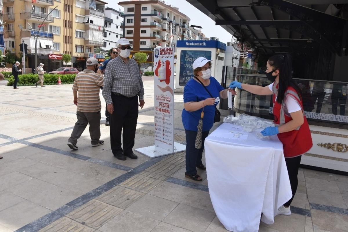 Salihli Belediyesi 65 yaş ve &uuml;st&uuml; vatandaşlara maske ve dezenfektan dağıttı