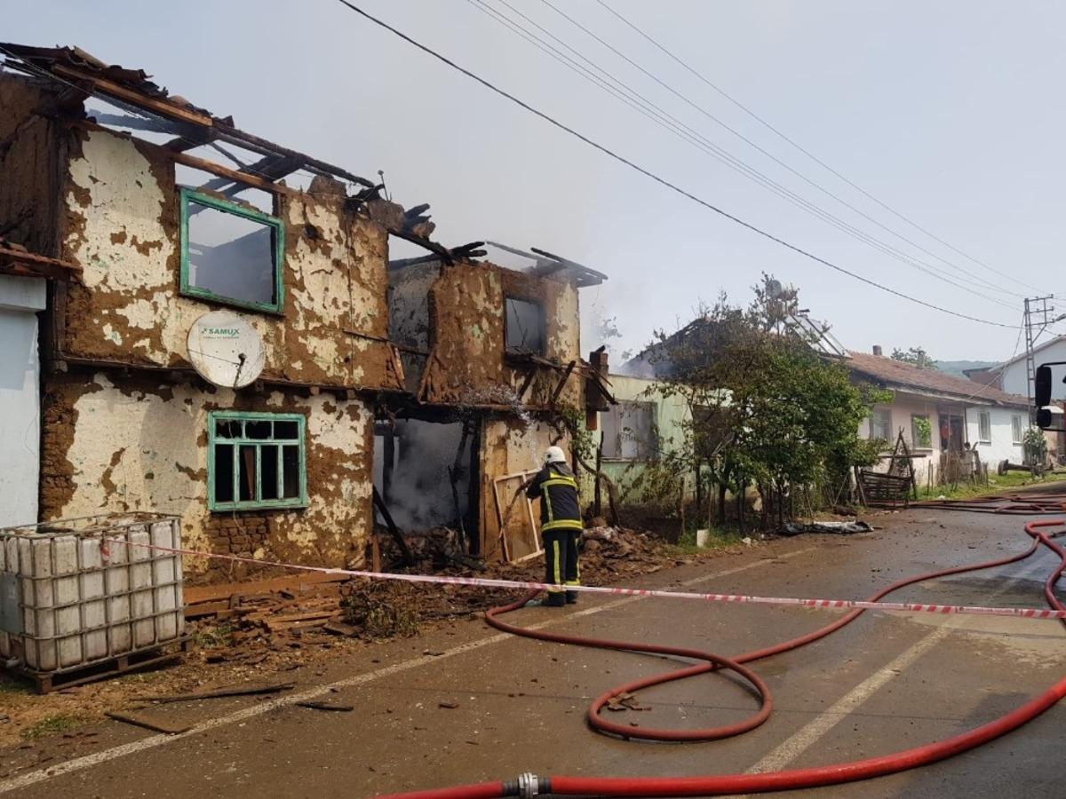 İneg&ouml;l&rsquo;de yangın: 2 ev k&uuml;le d&ouml;nd&uuml;