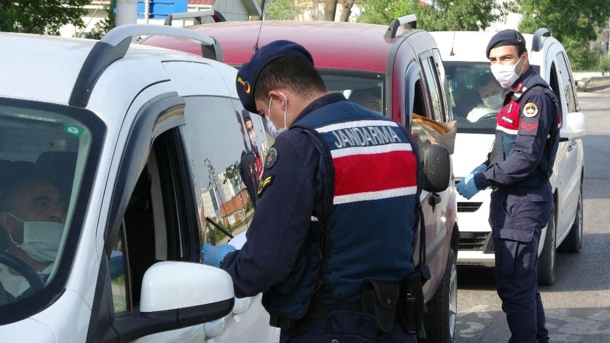 Jandarma ve polisten maske ve izin belgesi denetimi