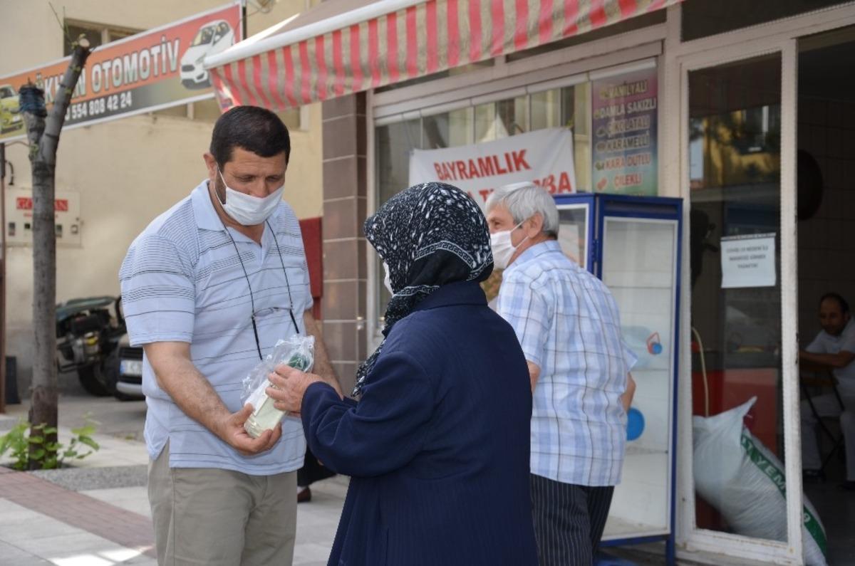 Demirci&rsquo;de 65 yaş &uuml;st&uuml; vatandaşlara hijyen seti hediyesi