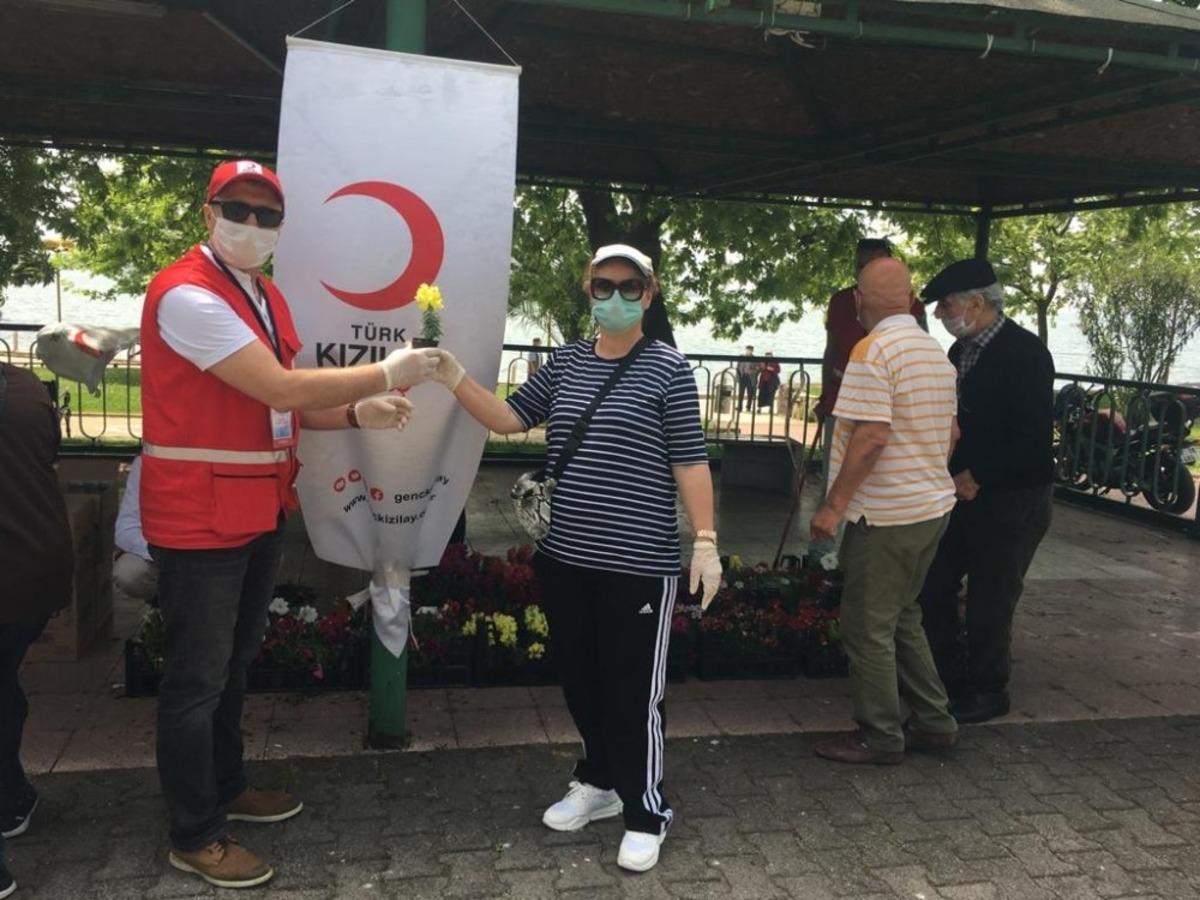 Kızılay 65 yaş &uuml;st&uuml; vatandaşlara 1500 adet &ccedil;i&ccedil;ek dağıttı