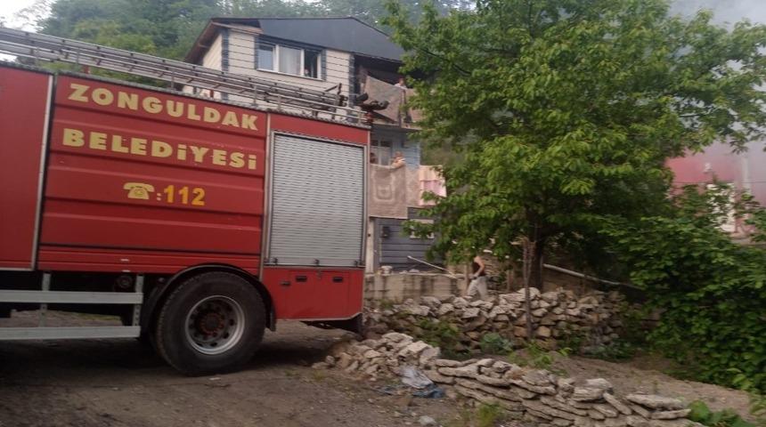 Bah&ccedil;ede yakılan otlar ifaiyeyi harekete ge&ccedil;irdi
