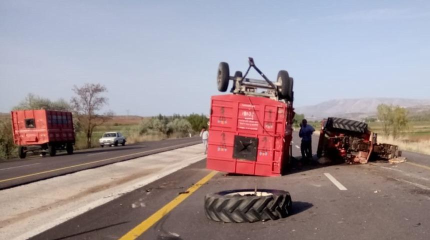 Trakt&ouml;rle kamyon &ccedil;arpıştı: 3 yaralı