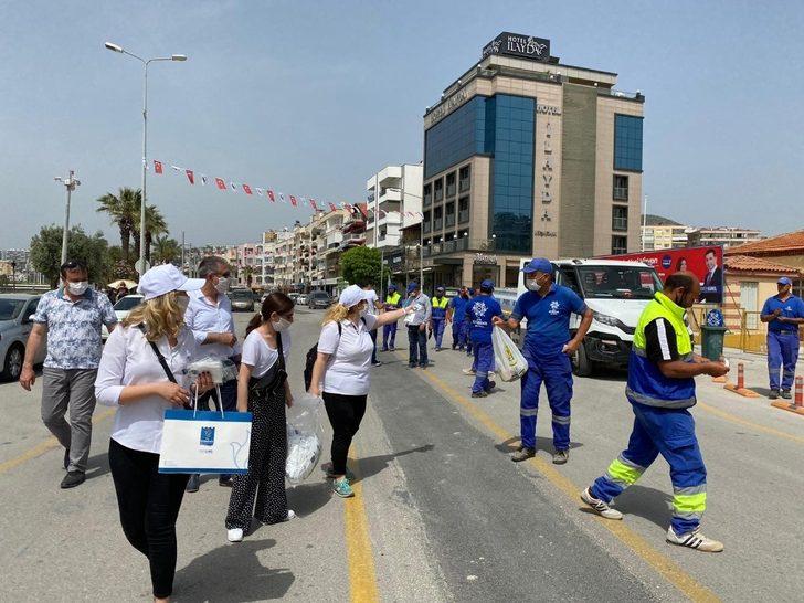 Kuşadası Belediyesi vatandaşlara 250 bin ücretsiz maske dağıttı G2