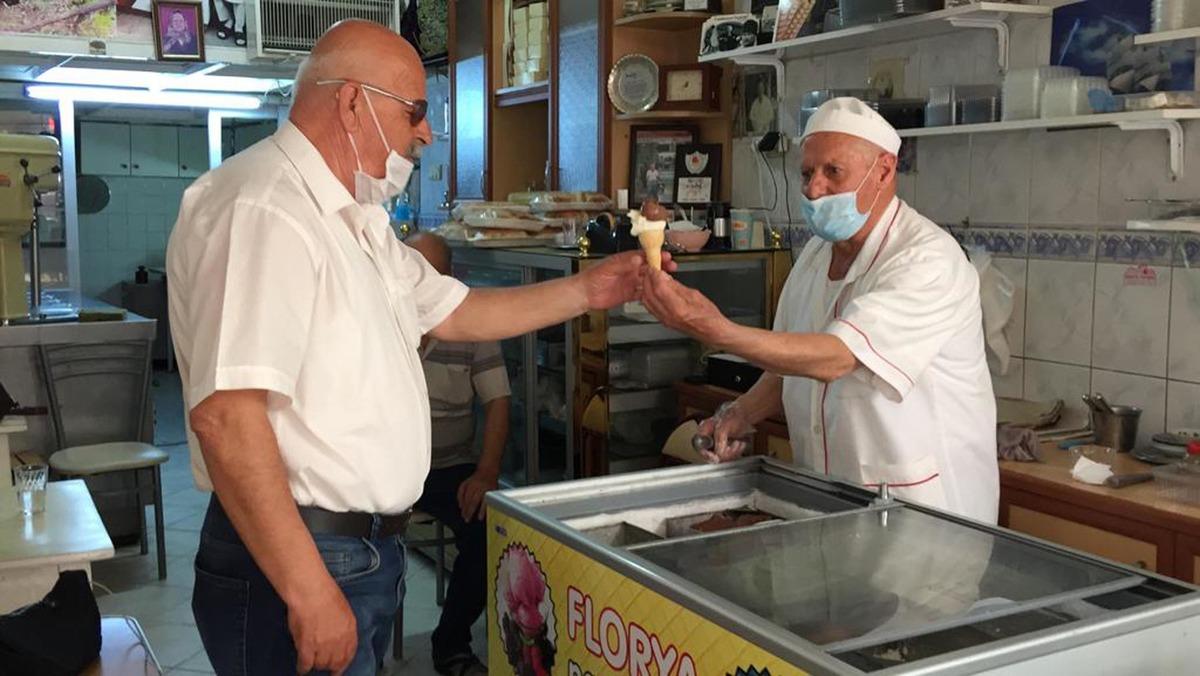 Sokağa &ccedil;ıkma izninde dondurma sattı